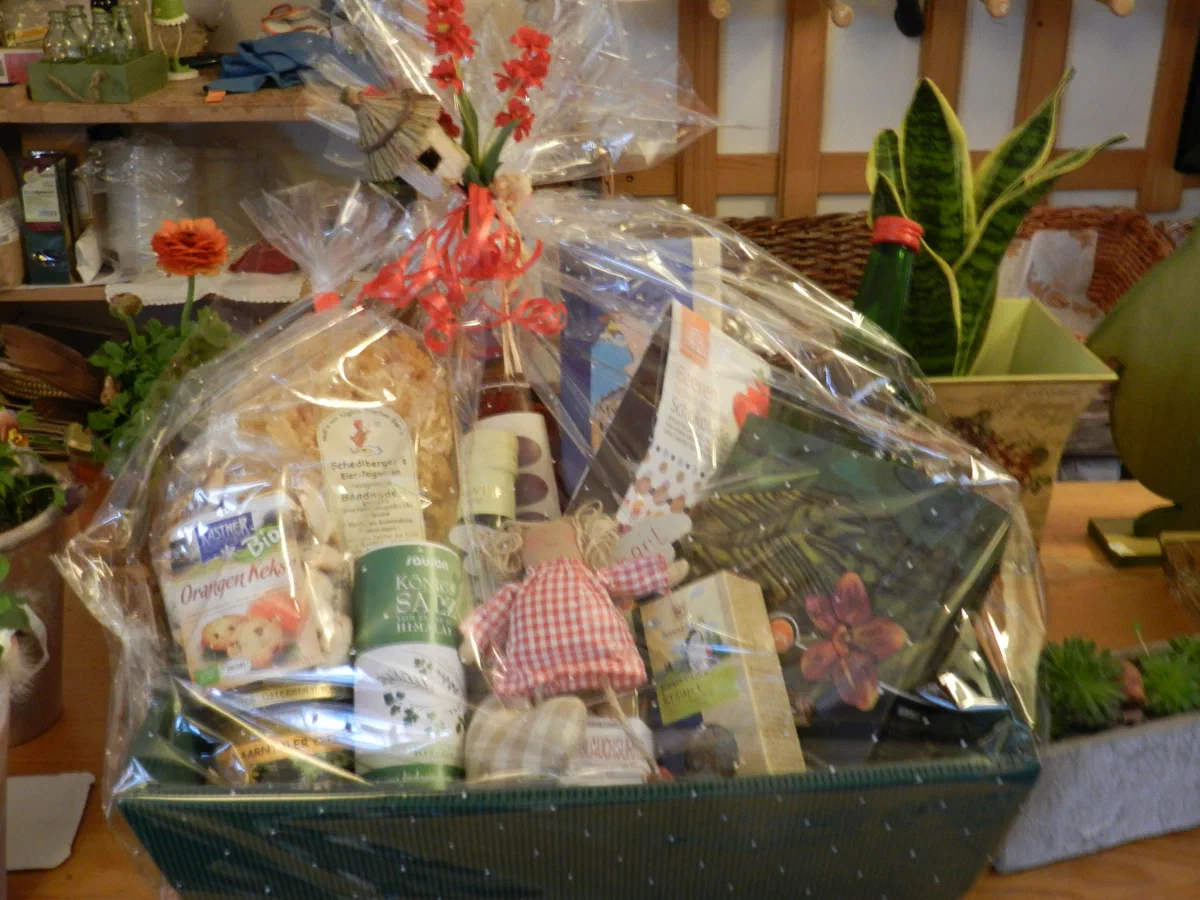 Liebevoll gepackter Geschenkkorb aus dem Naturladen