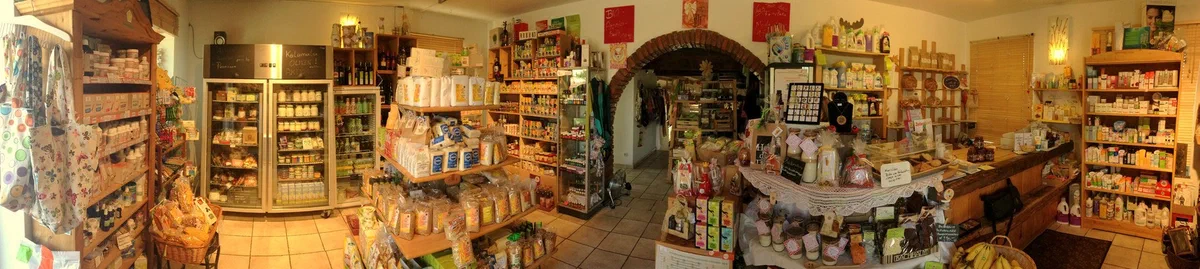 Blick in den Naturladen mit Regalen voller regionaler Produkte
